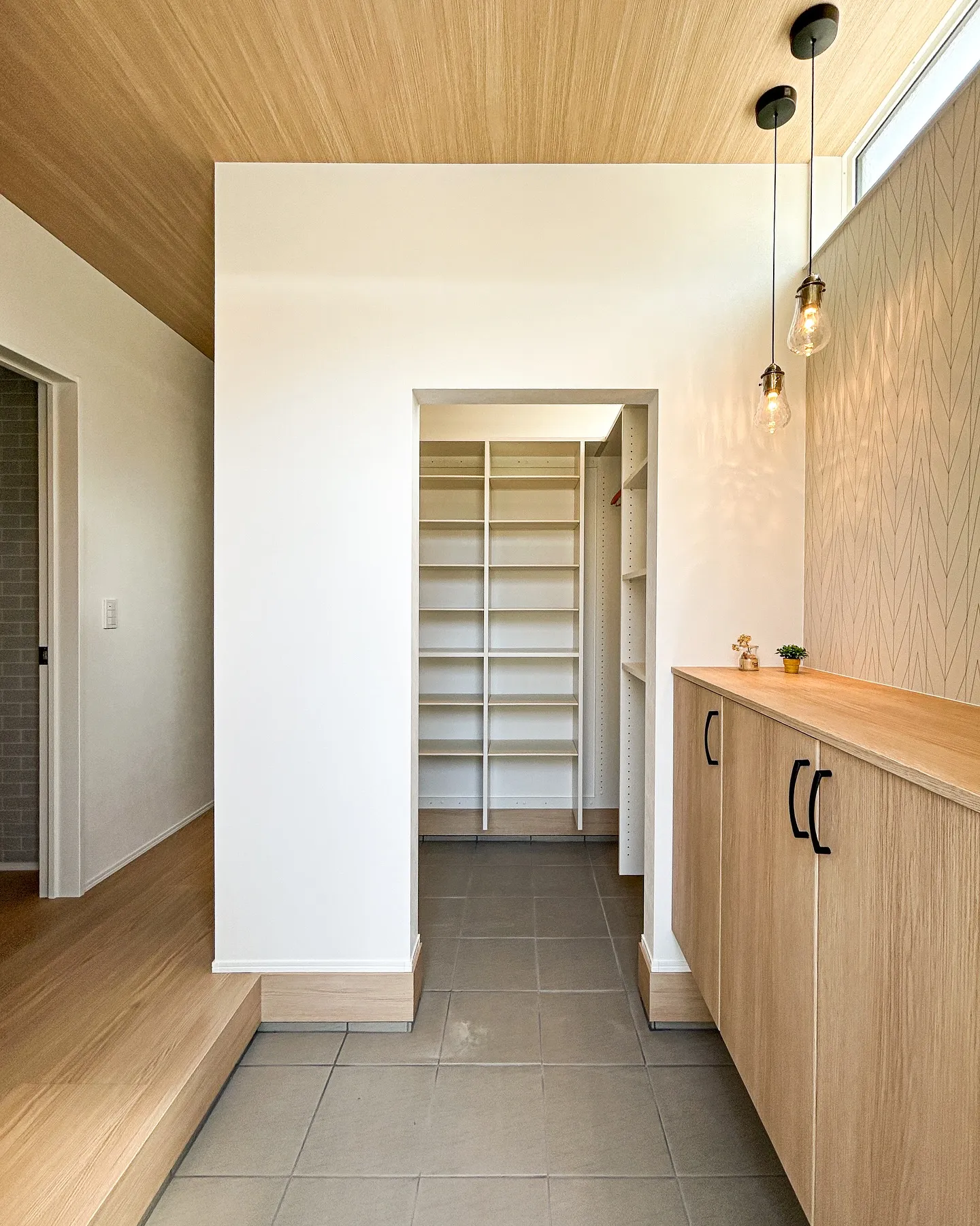 ファミリー玄関でいつもスッキリ✨2つの動線のある便利な玄関の...