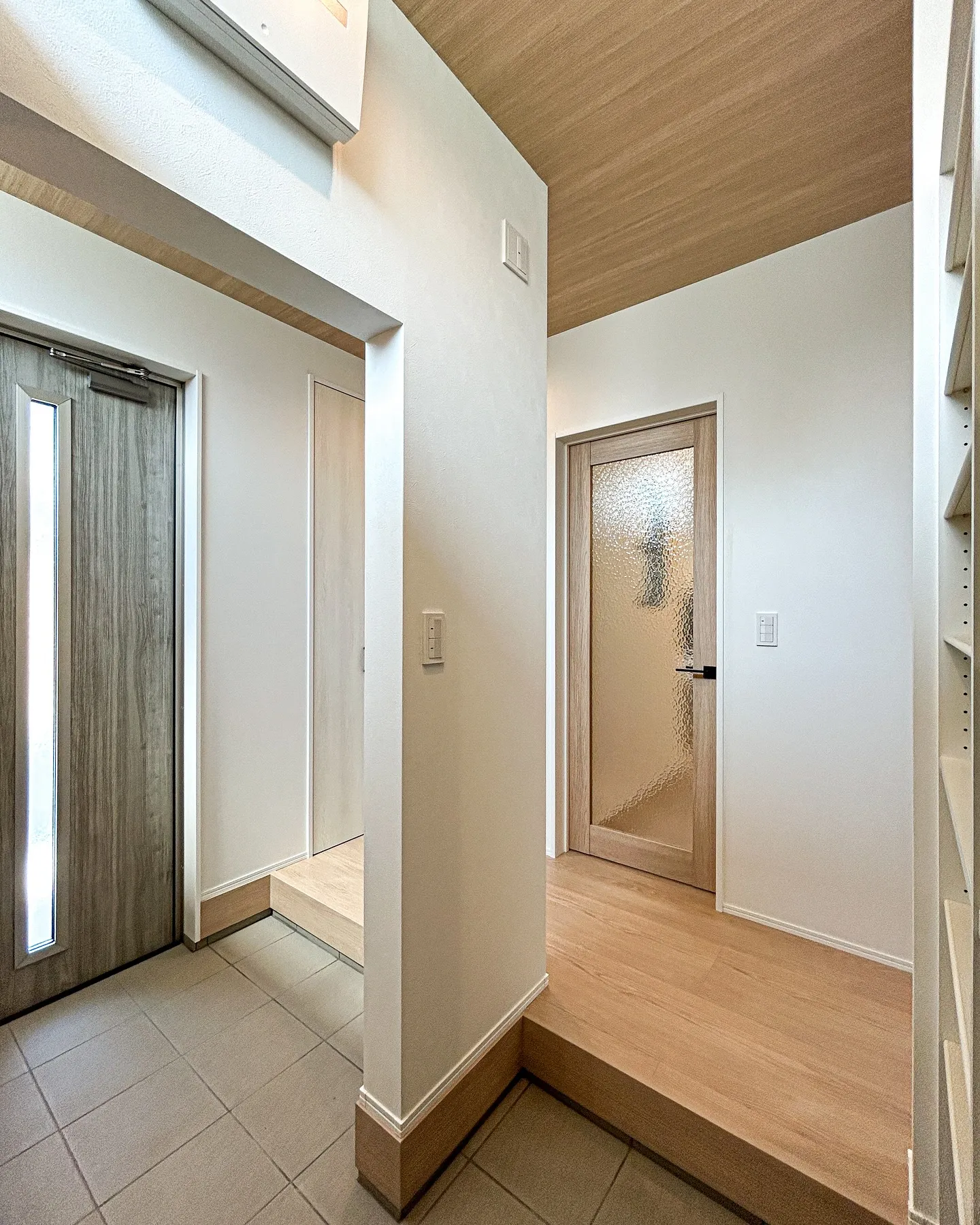 ファミリー玄関でいつもスッキリ✨2つの動線のある便利な玄関の...