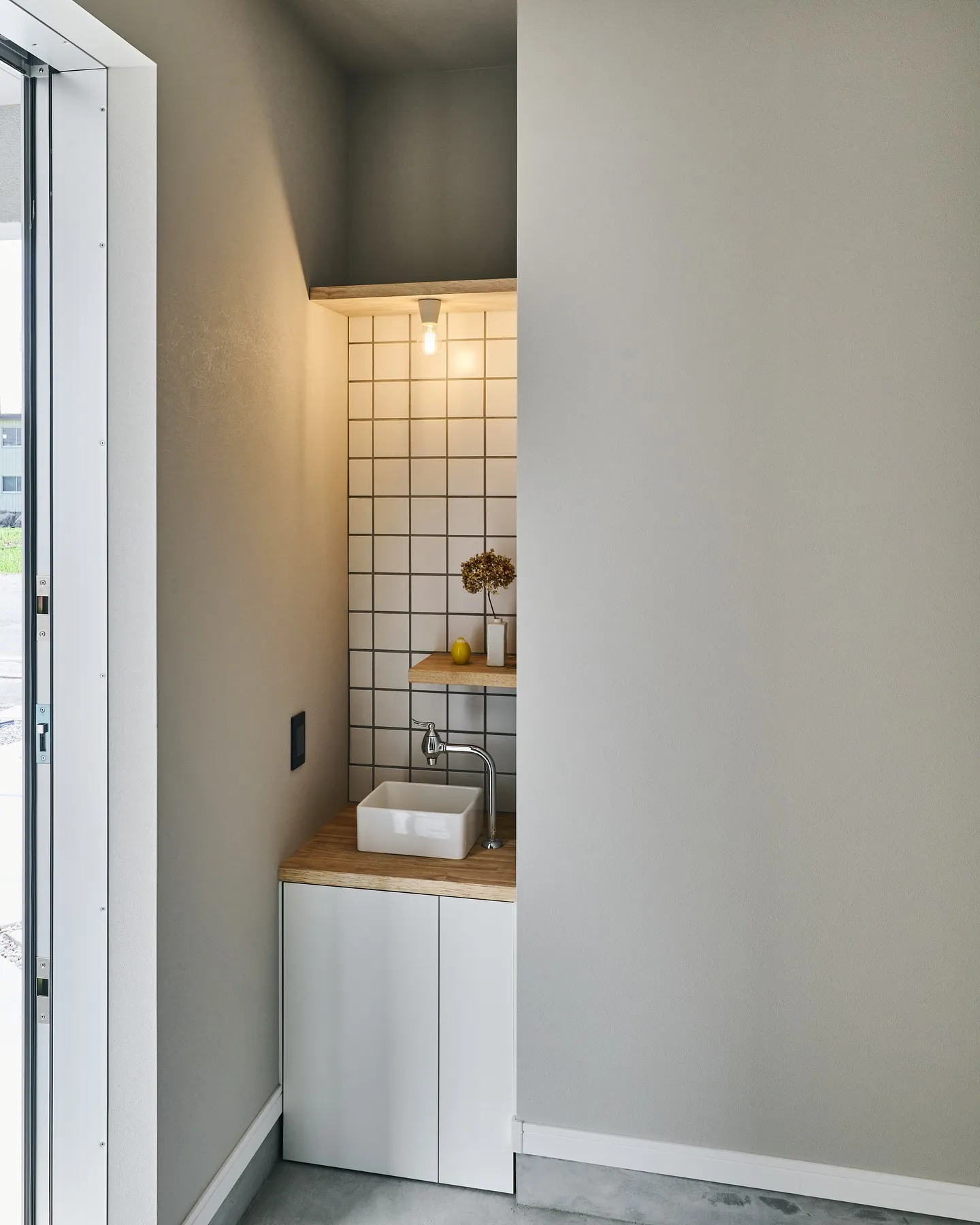 \玄関のちいさな洗面台/