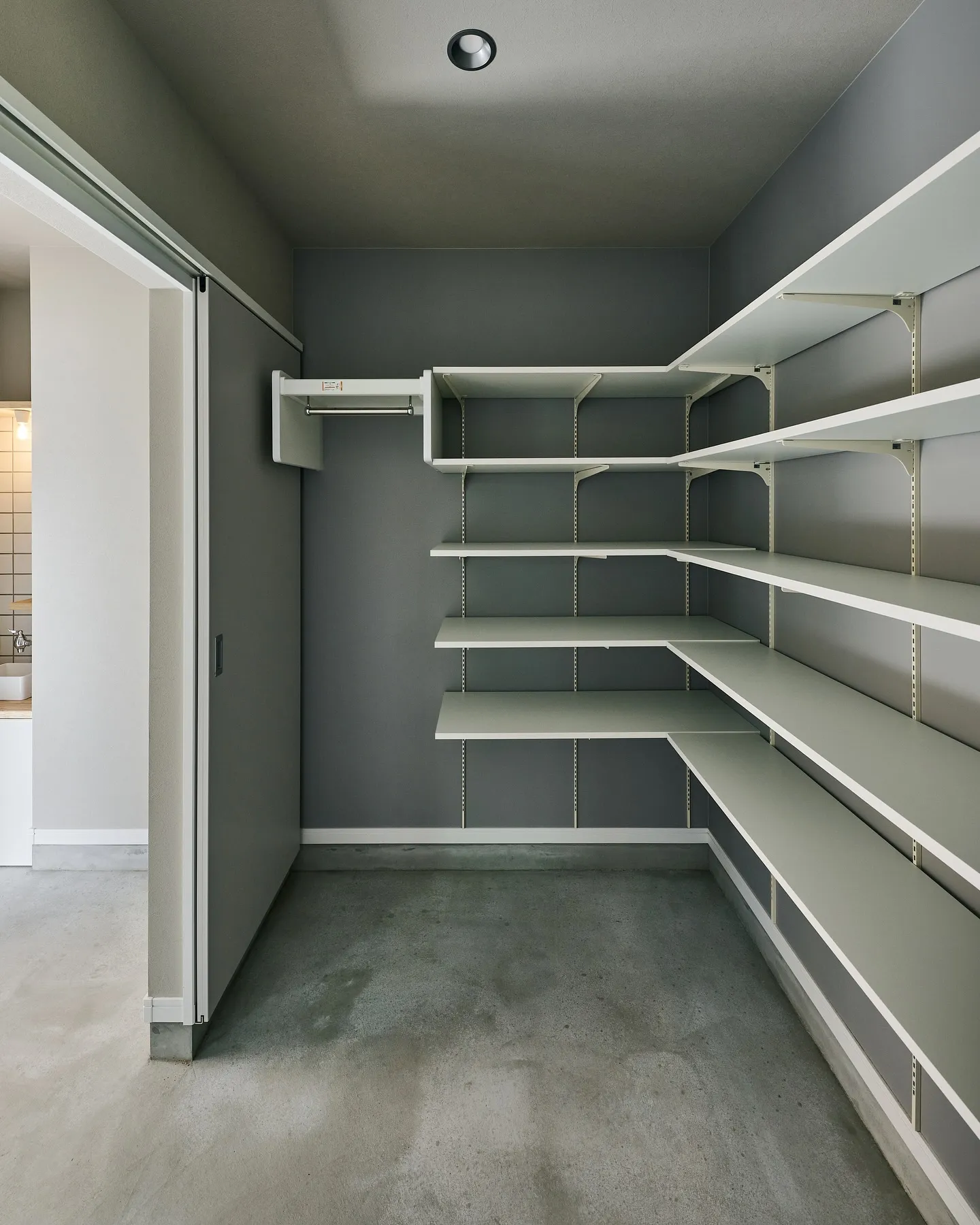 \玄関のちいさな洗面台/