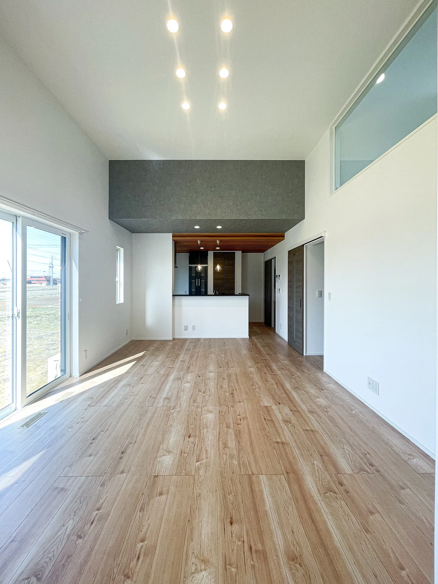 ＼天井にちょっと工夫／空間に