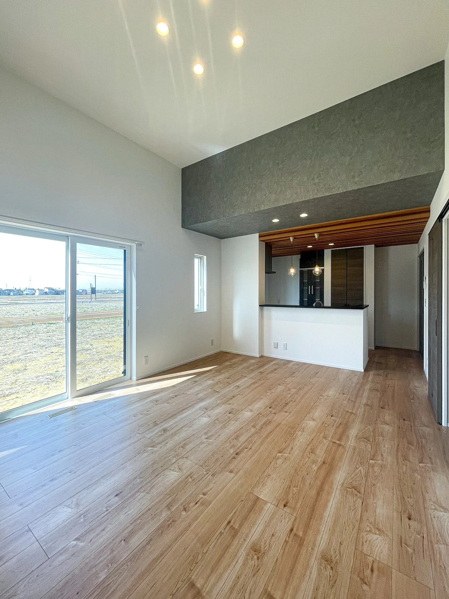 ＼天井にちょっと工夫／空間に