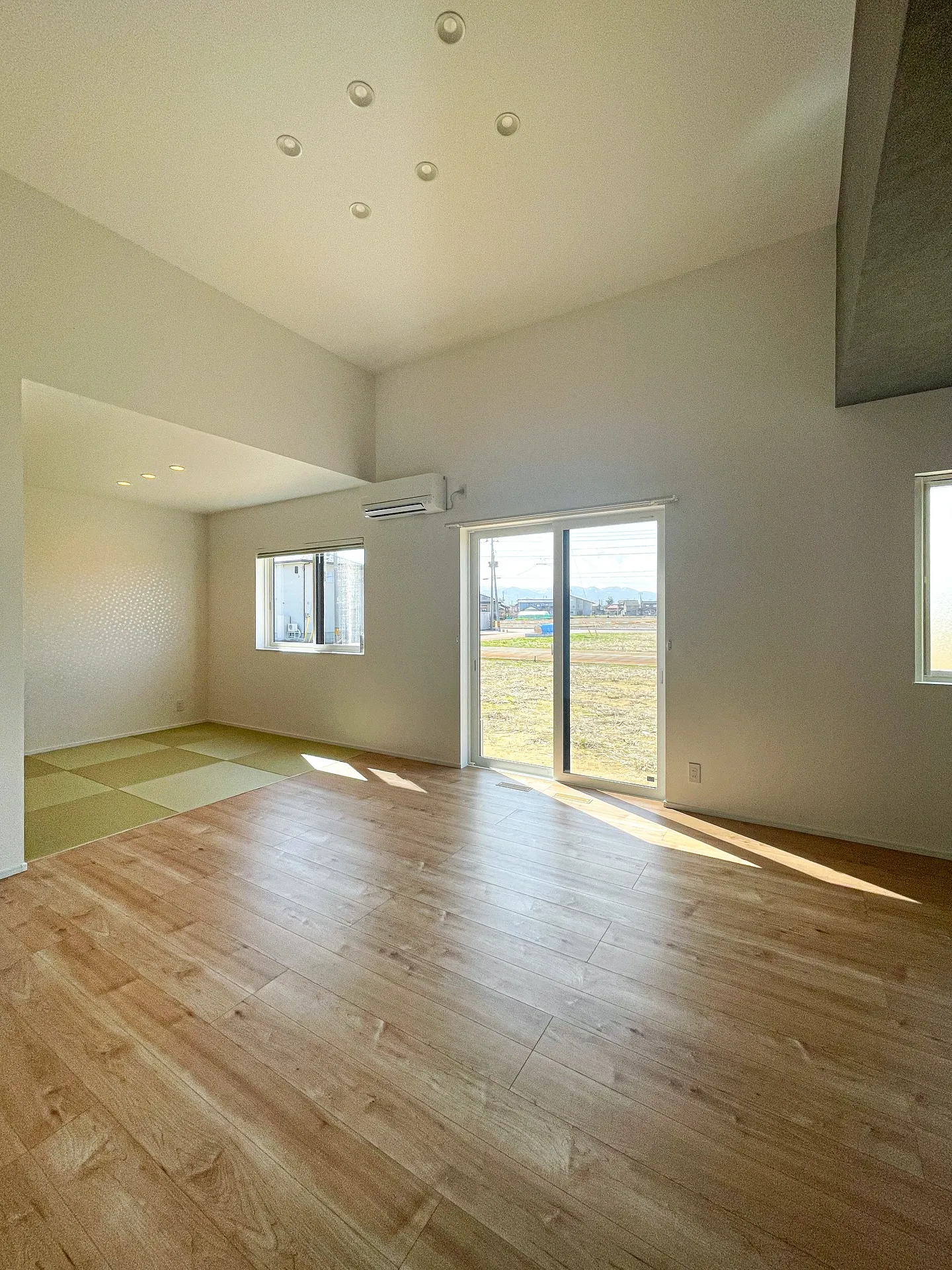 ＼天井にちょっと工夫／空間に