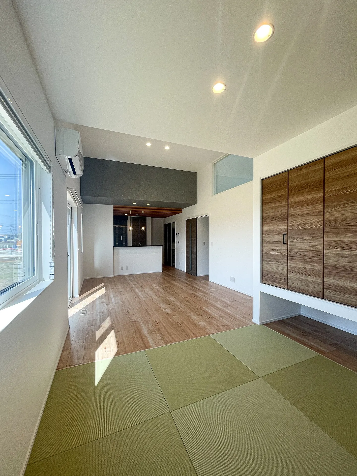 ＼天井にちょっと工夫／空間に