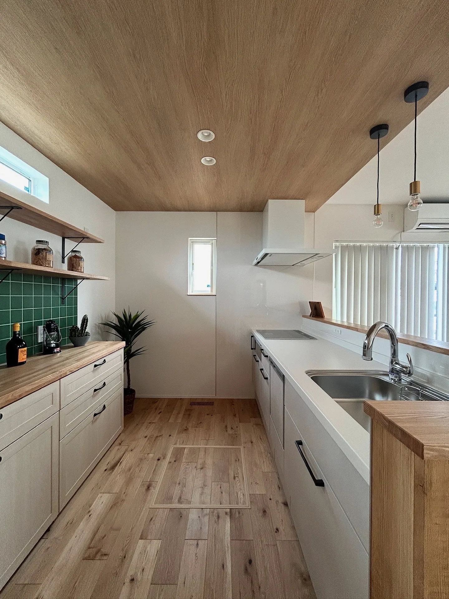 木目の天井に、グリーンタイルのアクセント🫛