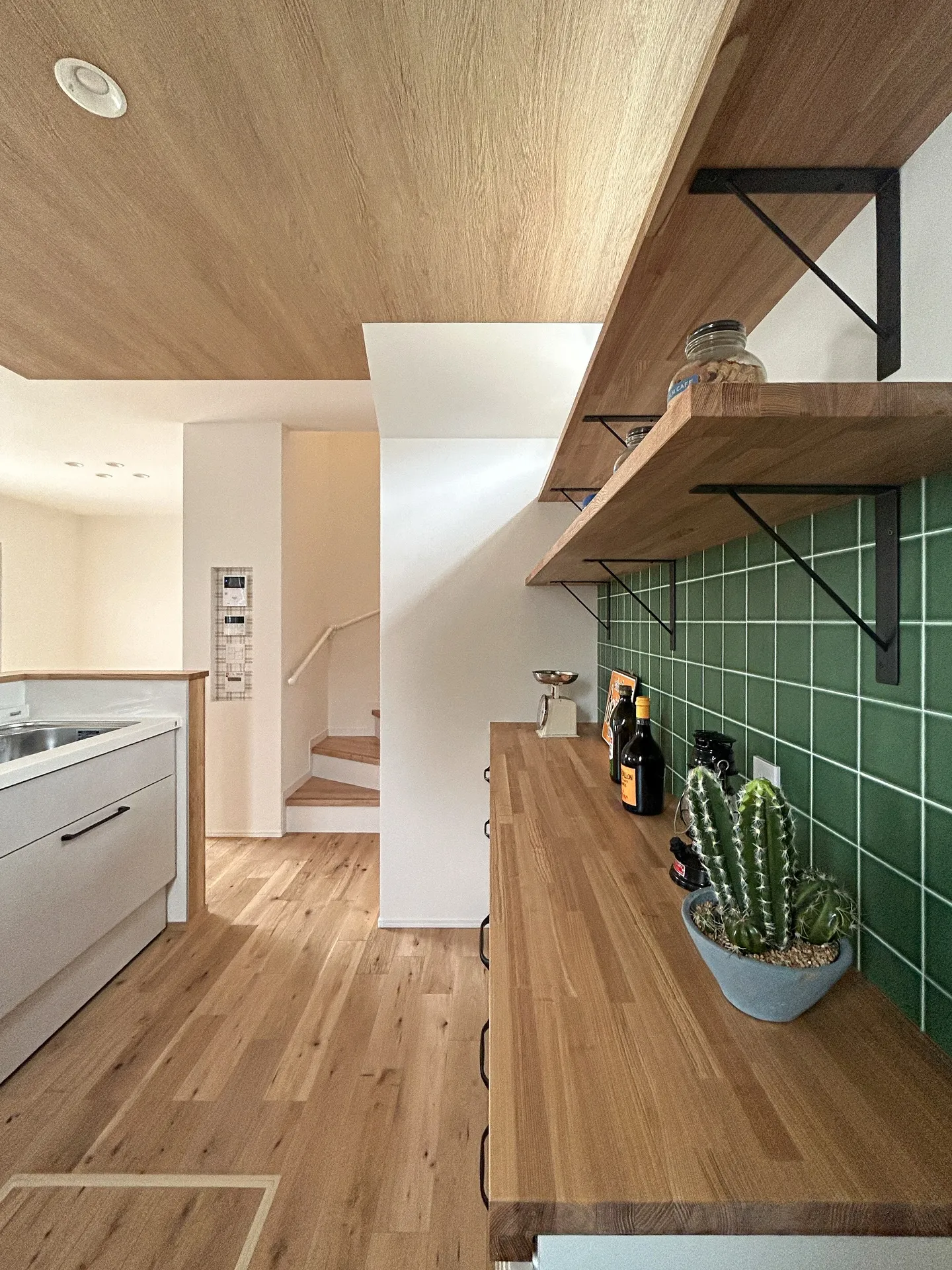 木目の天井に、グリーンタイルのアクセント🫛