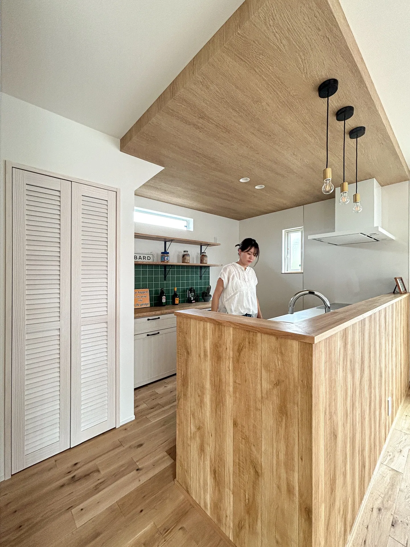 木目の天井に、グリーンタイルのアクセント🫛