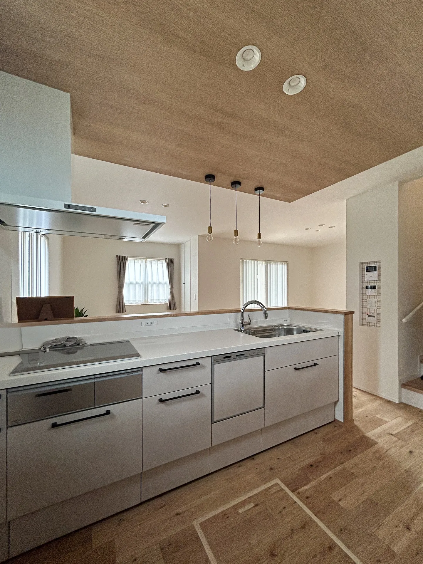 木目の天井に、グリーンタイルのアクセント🫛