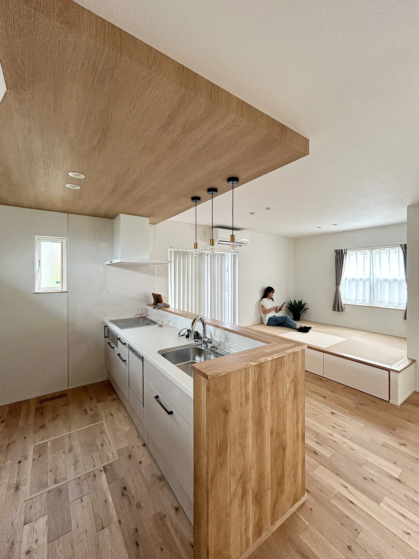 木目の天井に、グリーンタイルのアクセント🫛