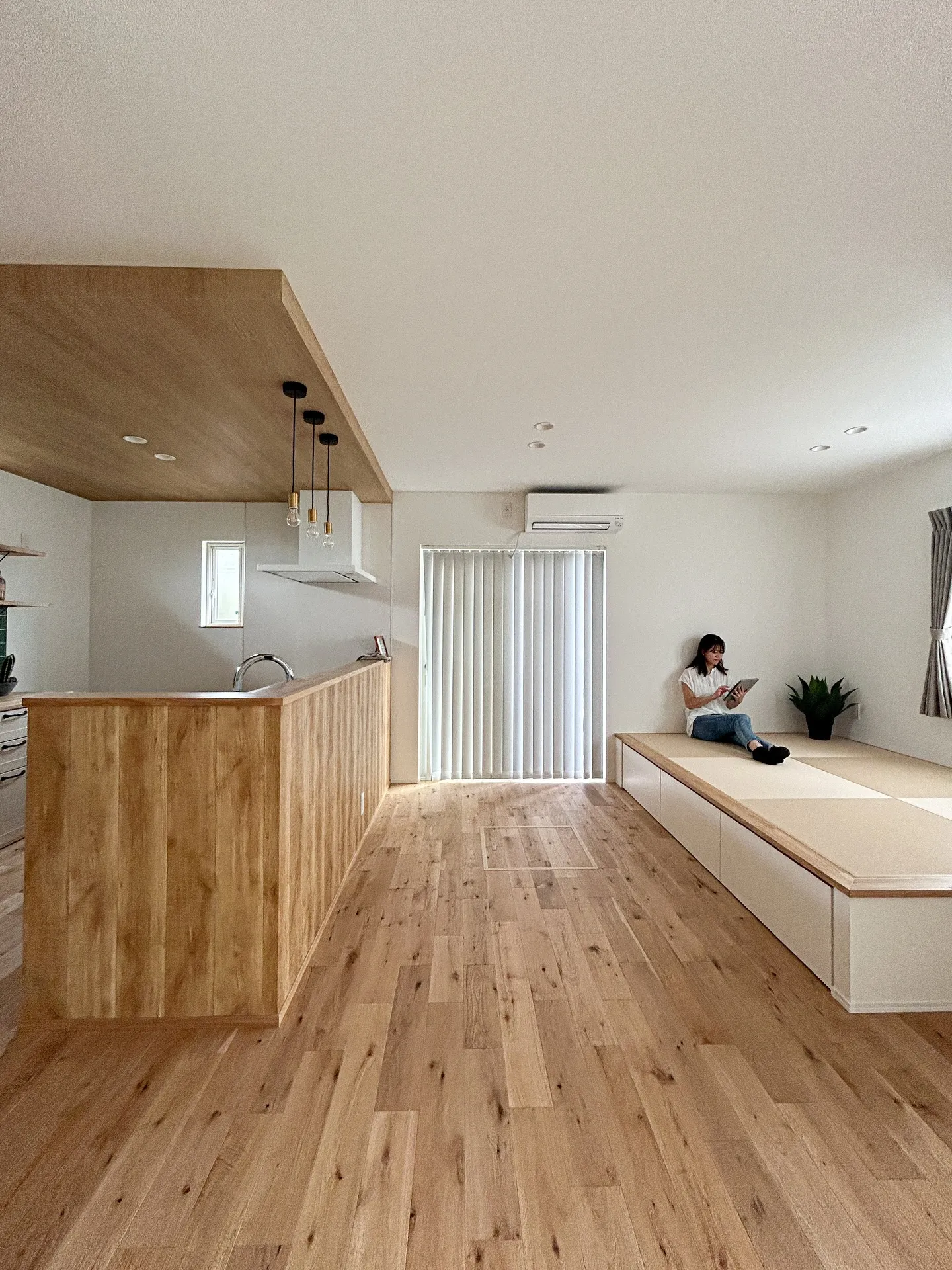 木目の天井に、グリーンタイルのアクセント🫛