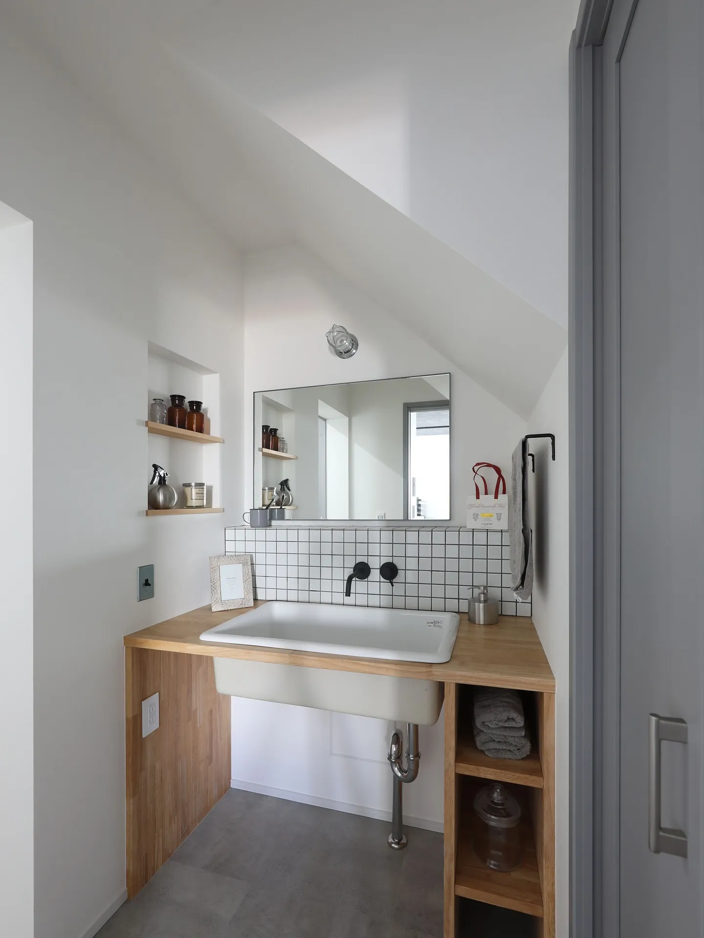 階段下って、収納とかヌックみたいに