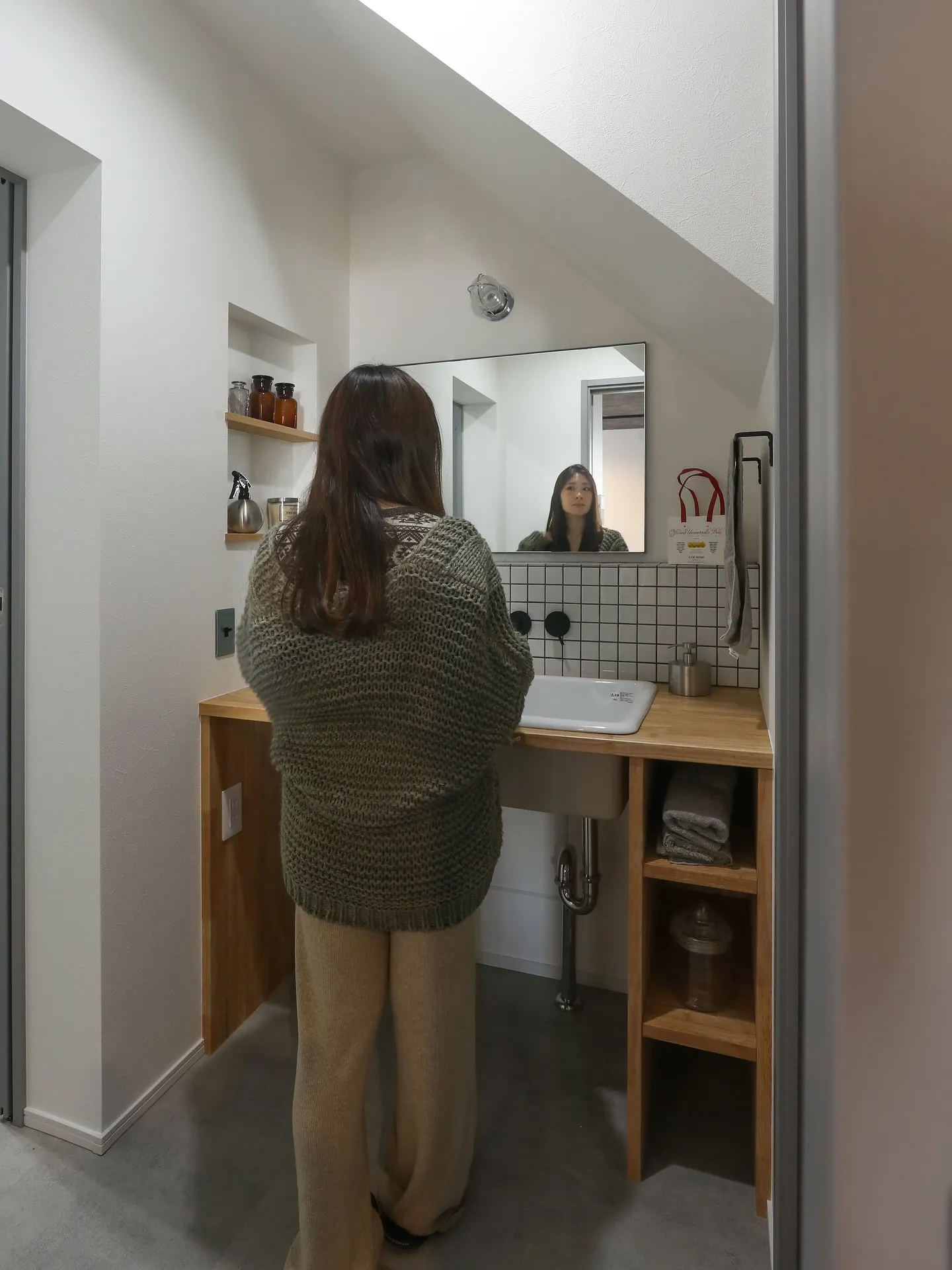 階段下って、収納とかヌックみたいに