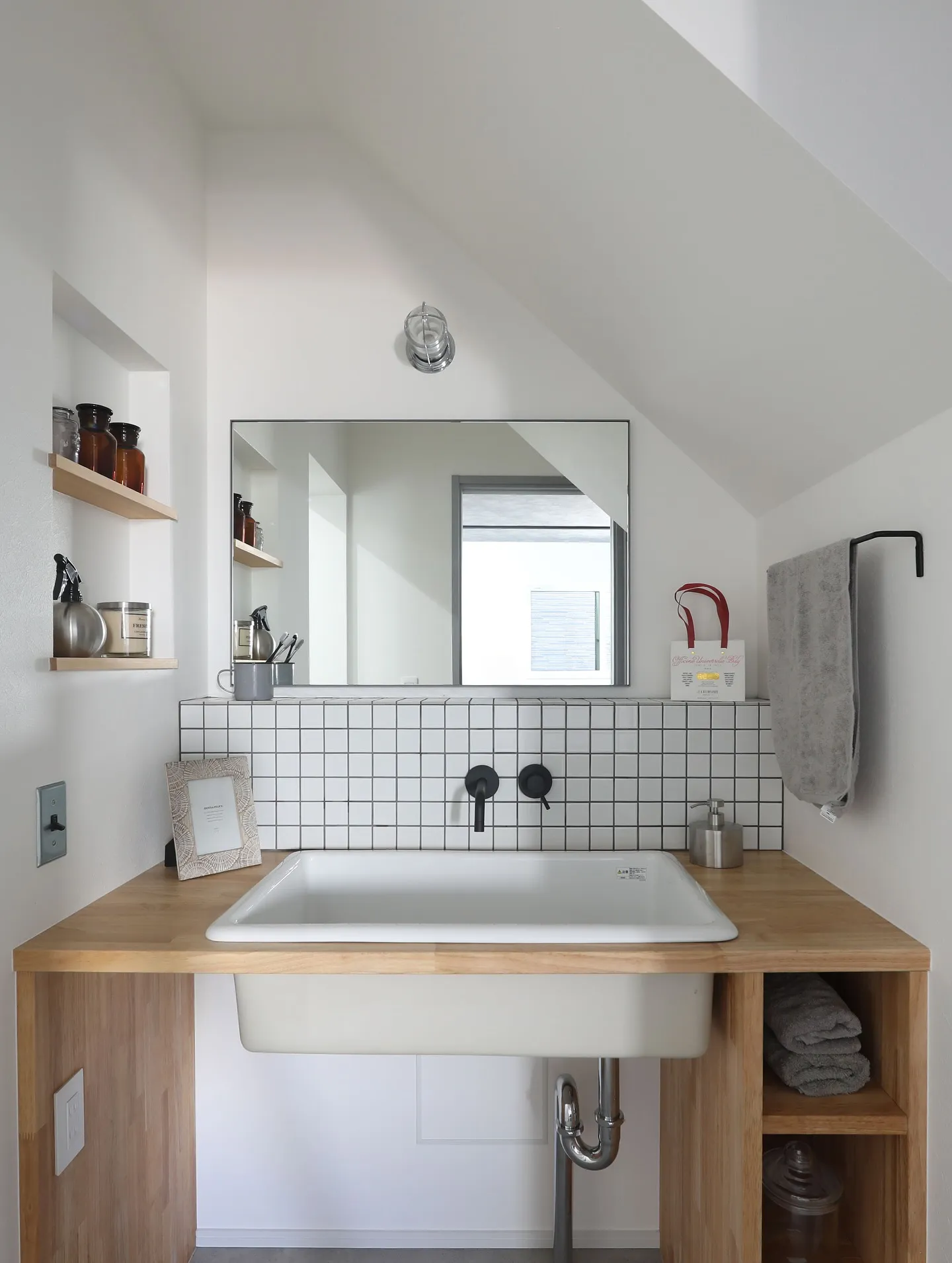 階段下って、収納とかヌックみたいに