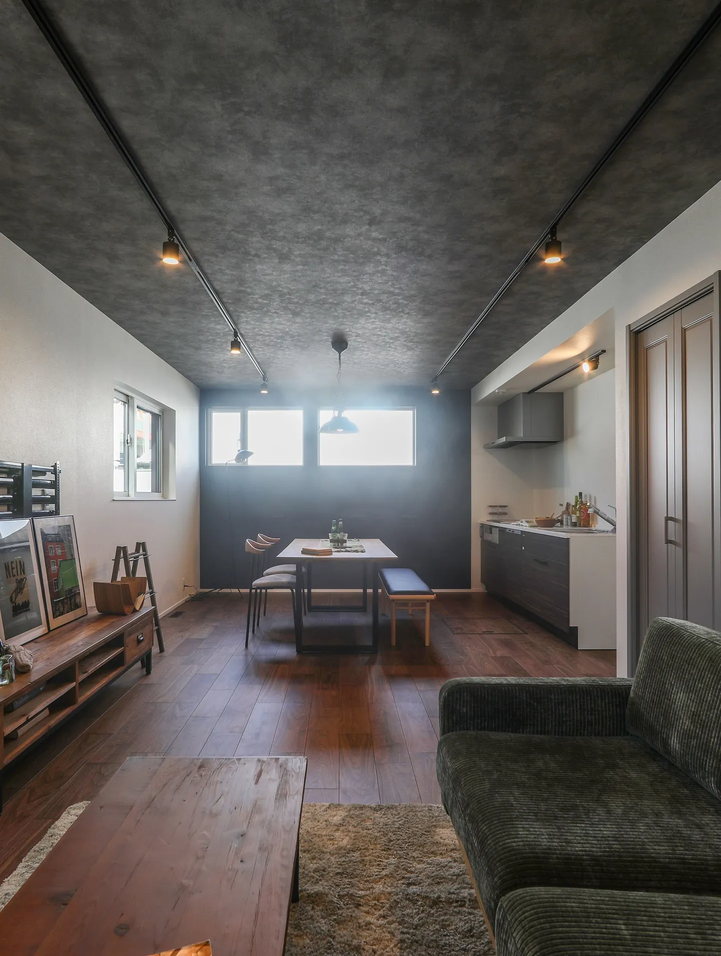 階段下って、収納とかヌックみたいに