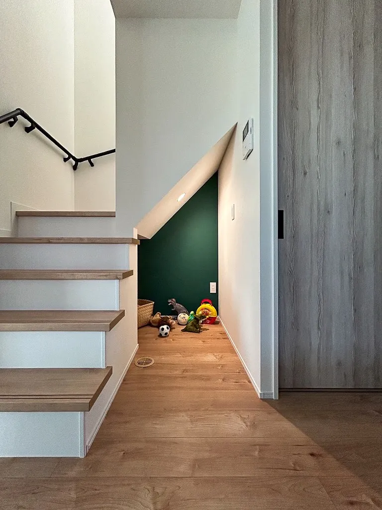 階段下って、収納にするか迷う場所だけど…