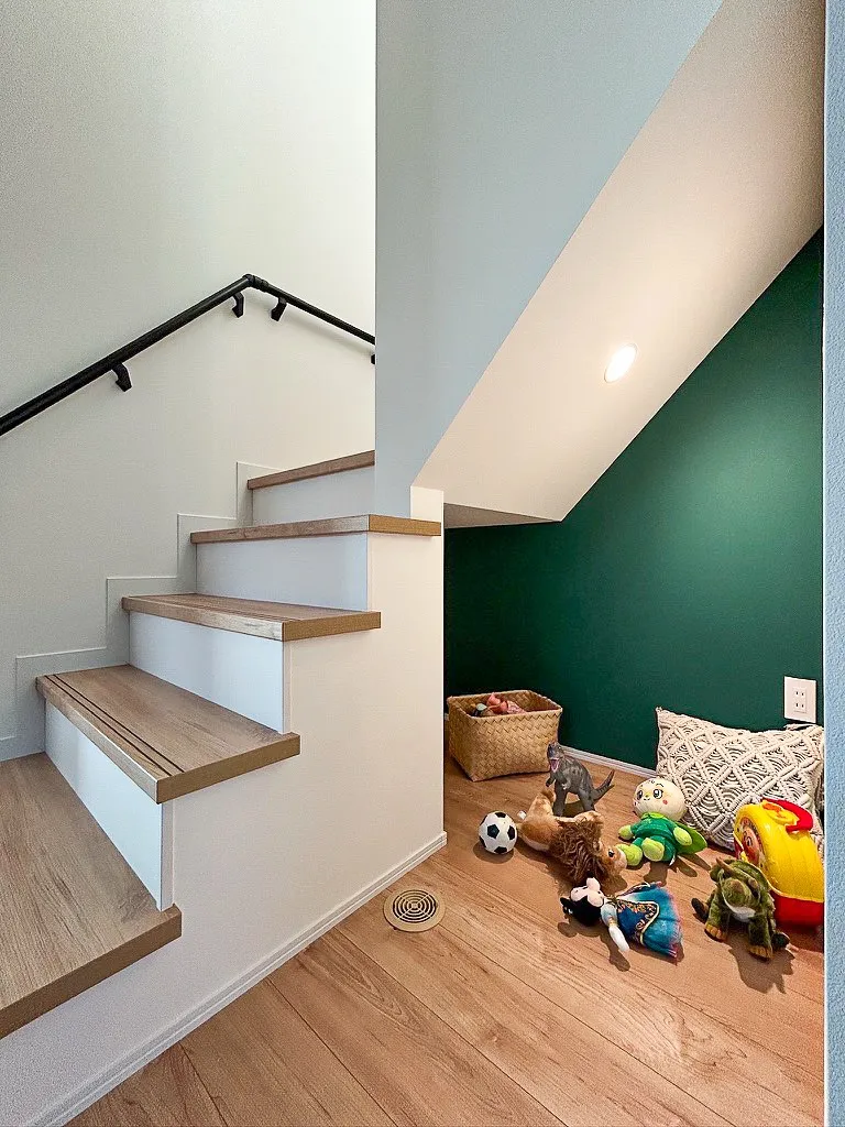 階段下って、収納にするか迷う場所だけど…