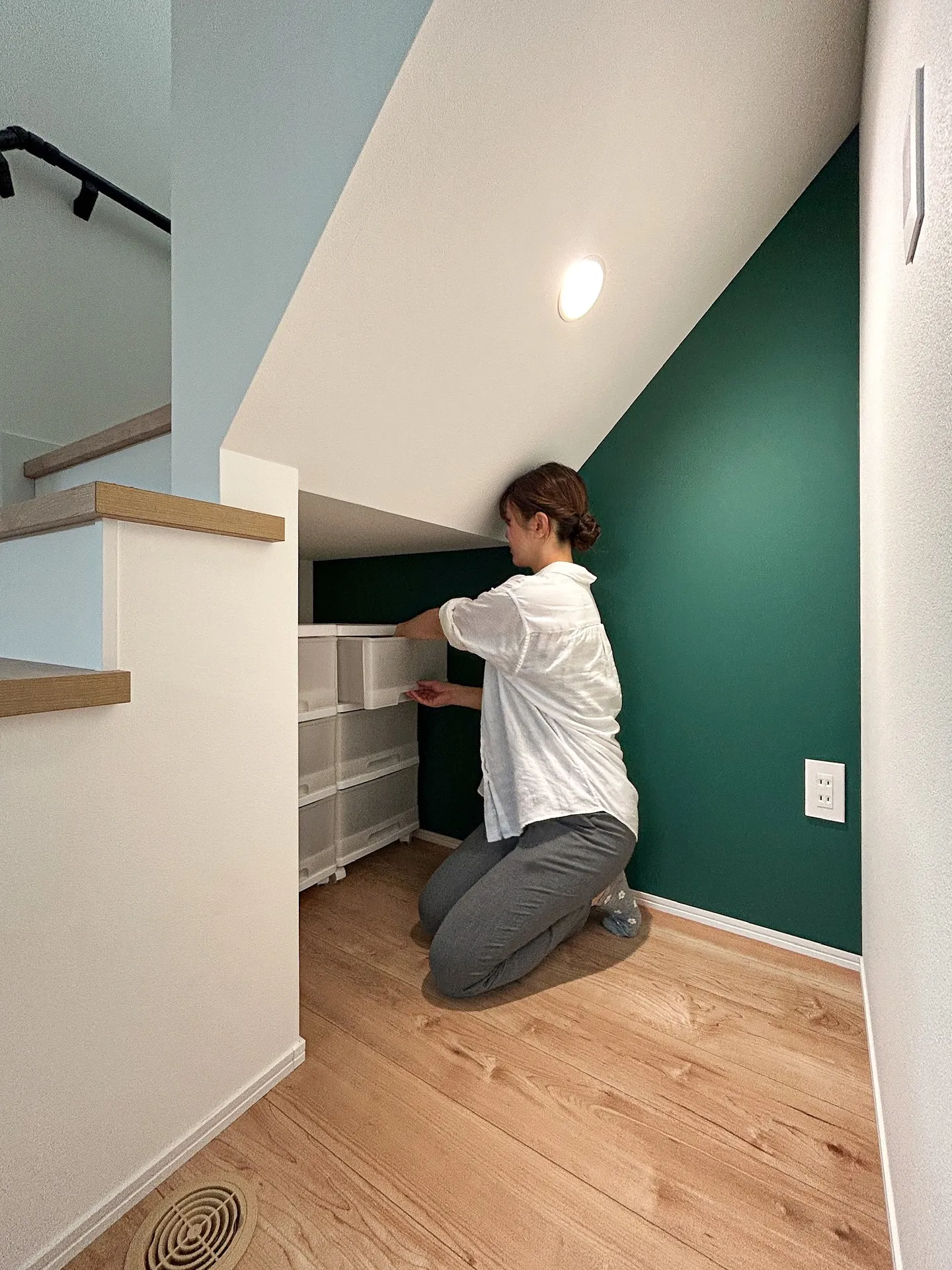 階段下って、収納にするか迷う場所だけど…