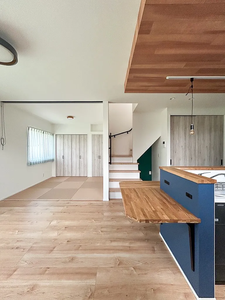 階段下って、収納にするか迷う場所だけど…