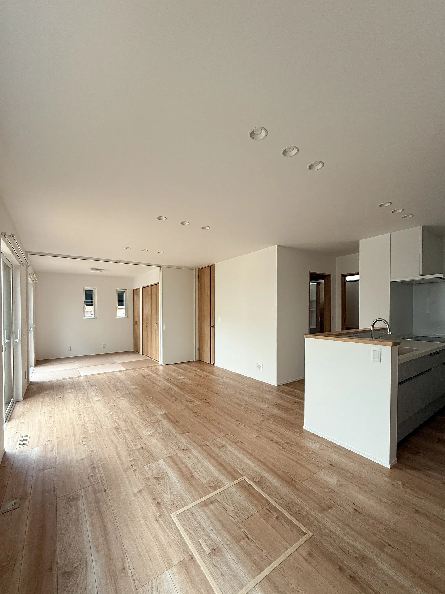 木目×白の組み合わせが心地よい