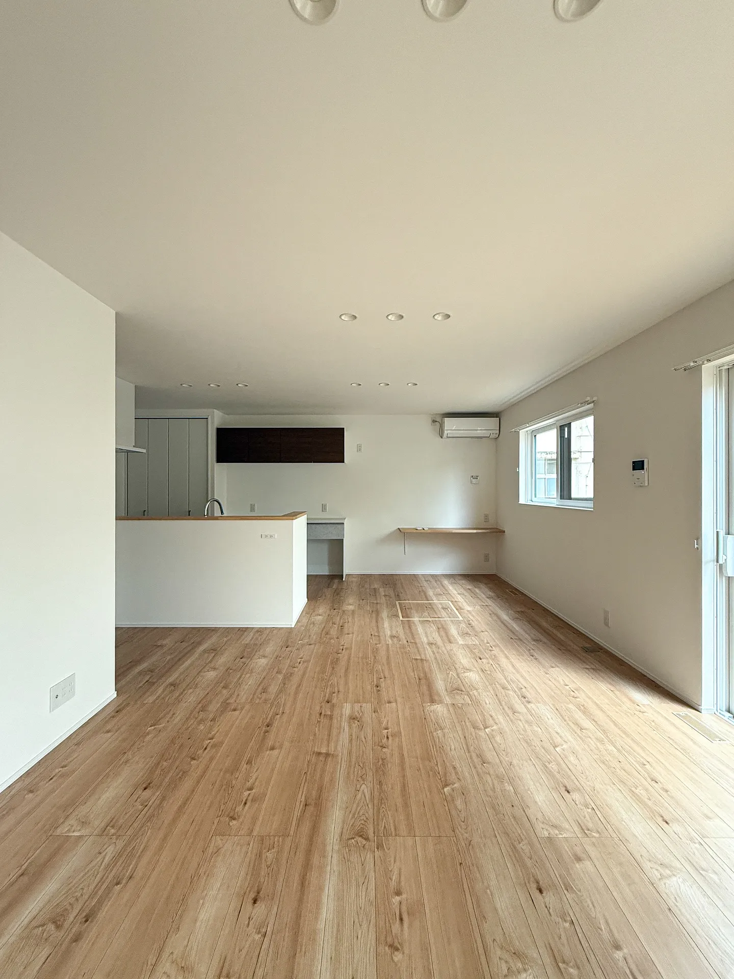 木目×白の組み合わせが心地よい