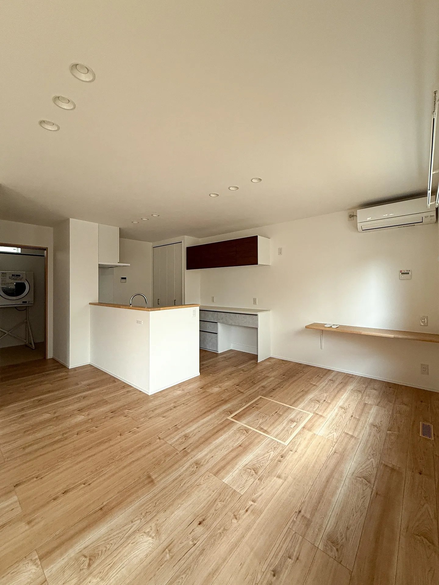 木目×白の組み合わせが心地よい