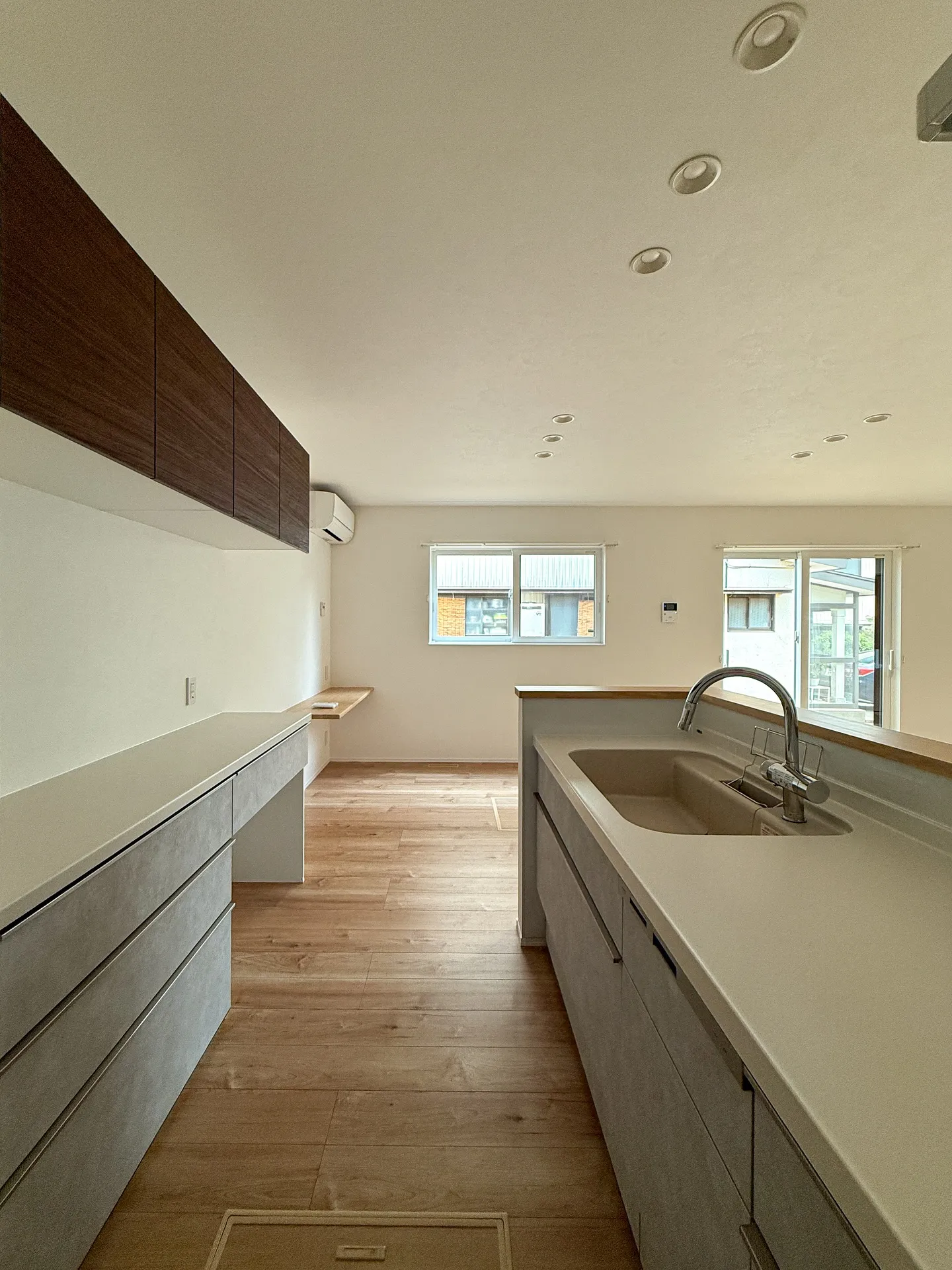 木目×白の組み合わせが心地よい