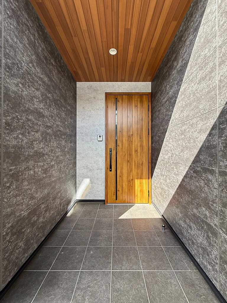 \重厚感×あたたかみのある玄関/