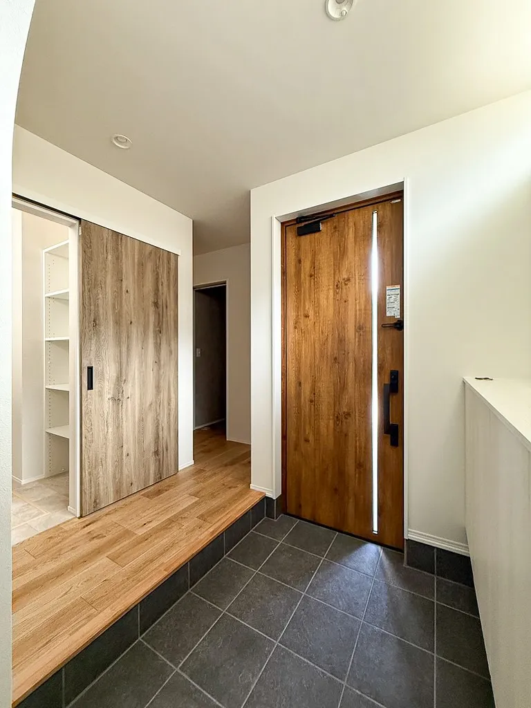 \重厚感×あたたかみのある玄関/