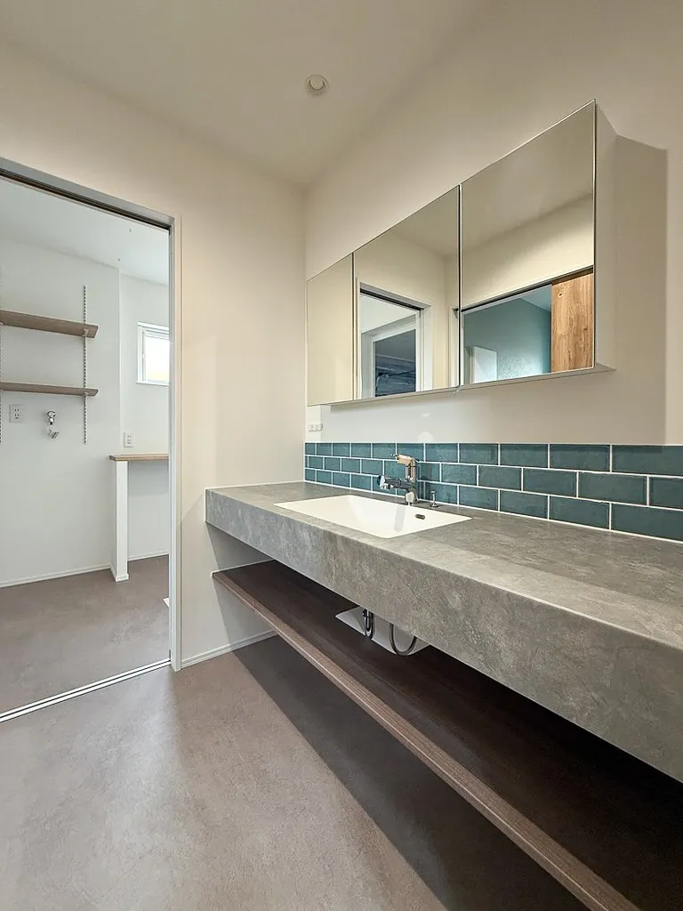 ＼ブルーグリーンが映える洗面空間／