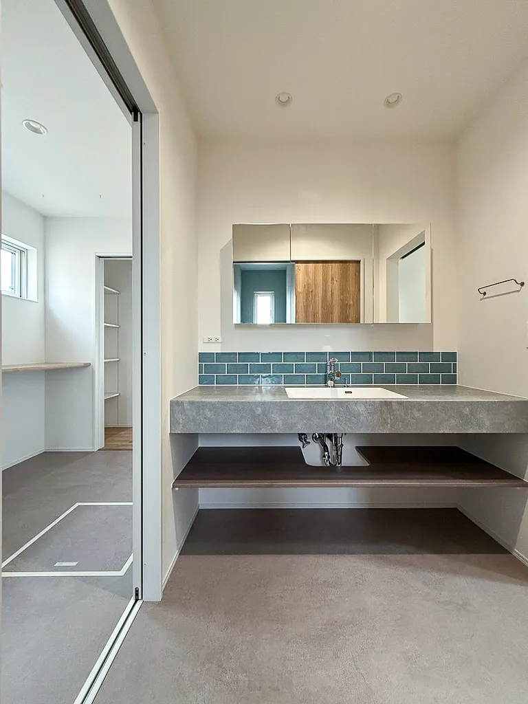 ＼ブルーグリーンが映える洗面空間／