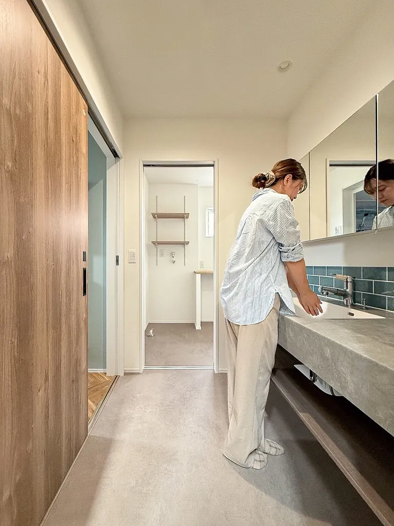 ＼ブルーグリーンが映える洗面空間／