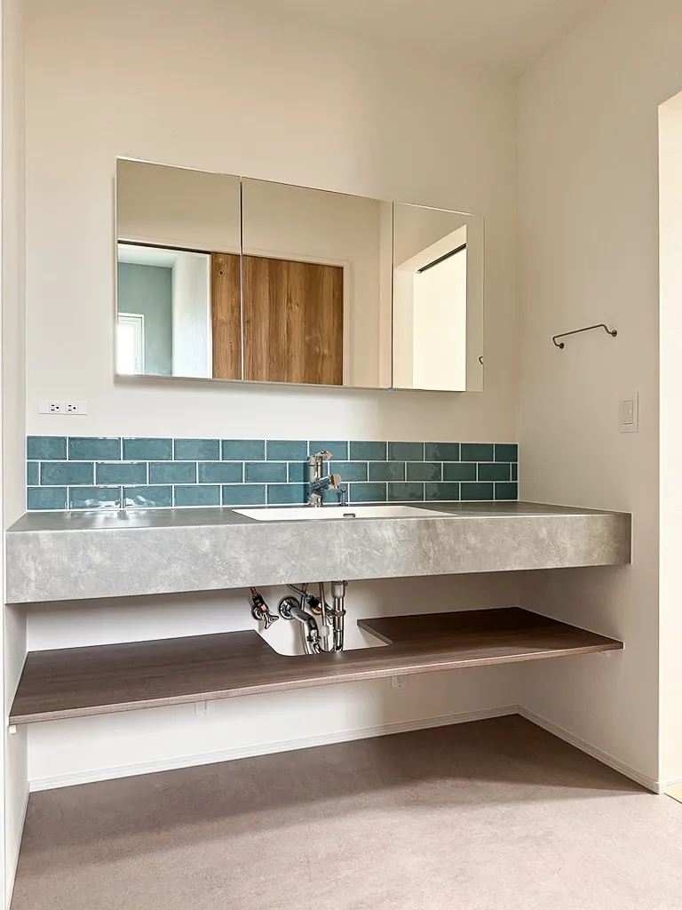 ＼ブルーグリーンが映える洗面空間／