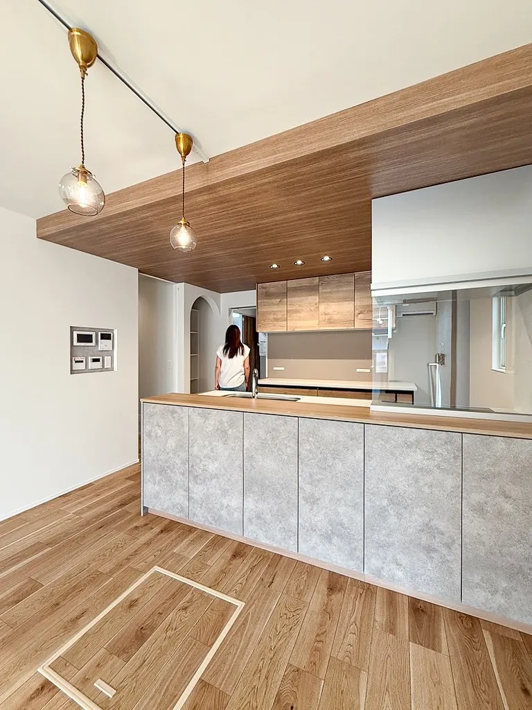 \木目がつなぐ、心地よいキッチン空間/