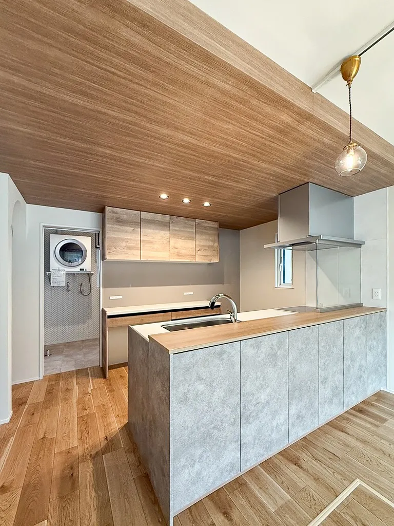 \木目がつなぐ、心地よいキッチン空間/