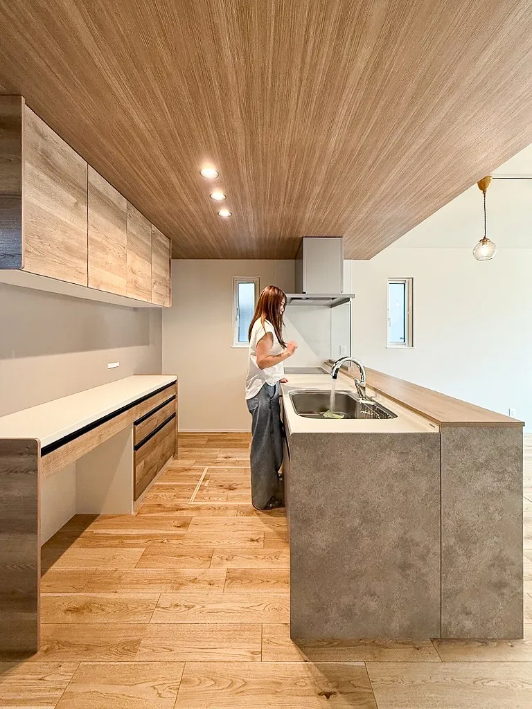 \木目がつなぐ、心地よいキッチン空間/