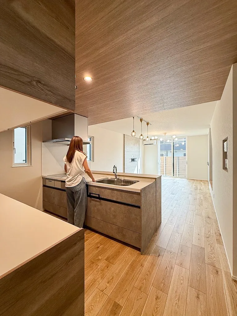 \木目がつなぐ、心地よいキッチン空間/