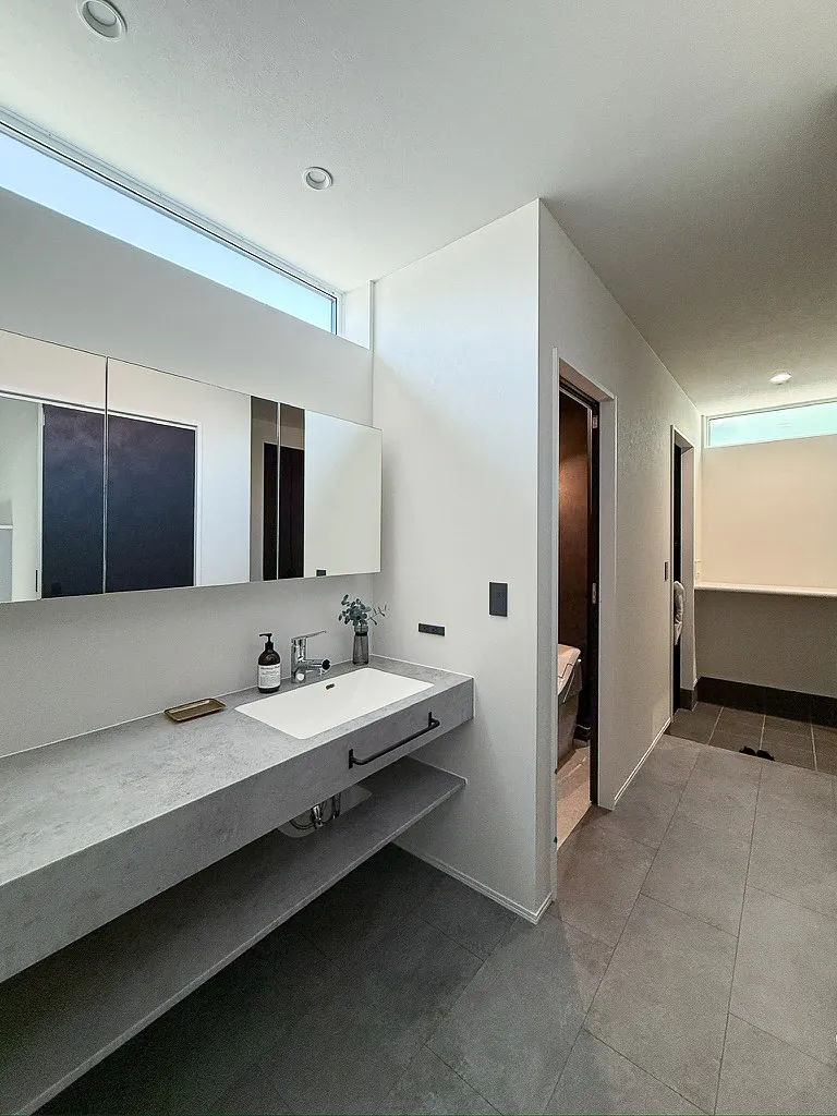 買い物袋を置いて