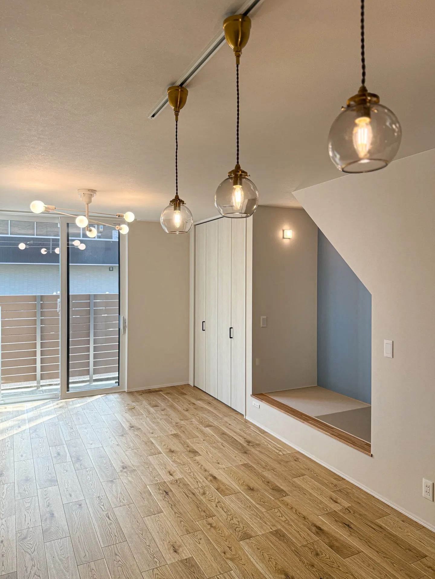 天井の照明が変わるだけで、