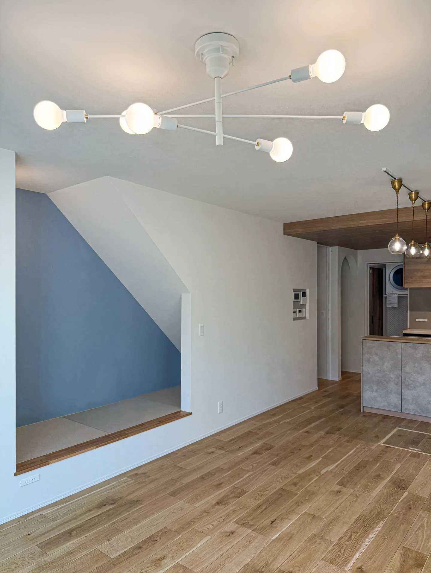 天井の照明が変わるだけで、