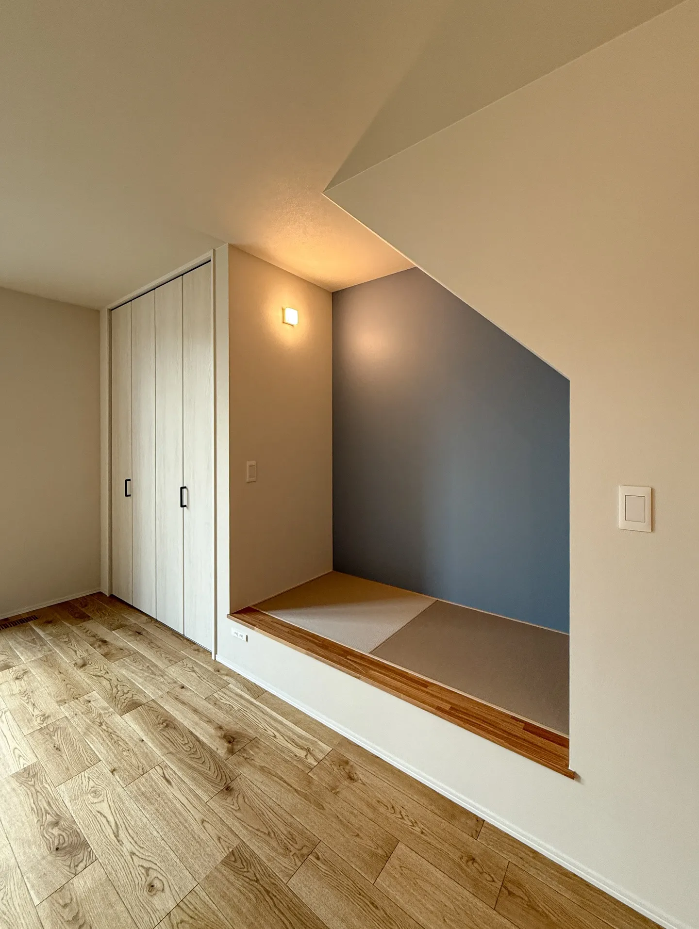 天井の照明が変わるだけで、