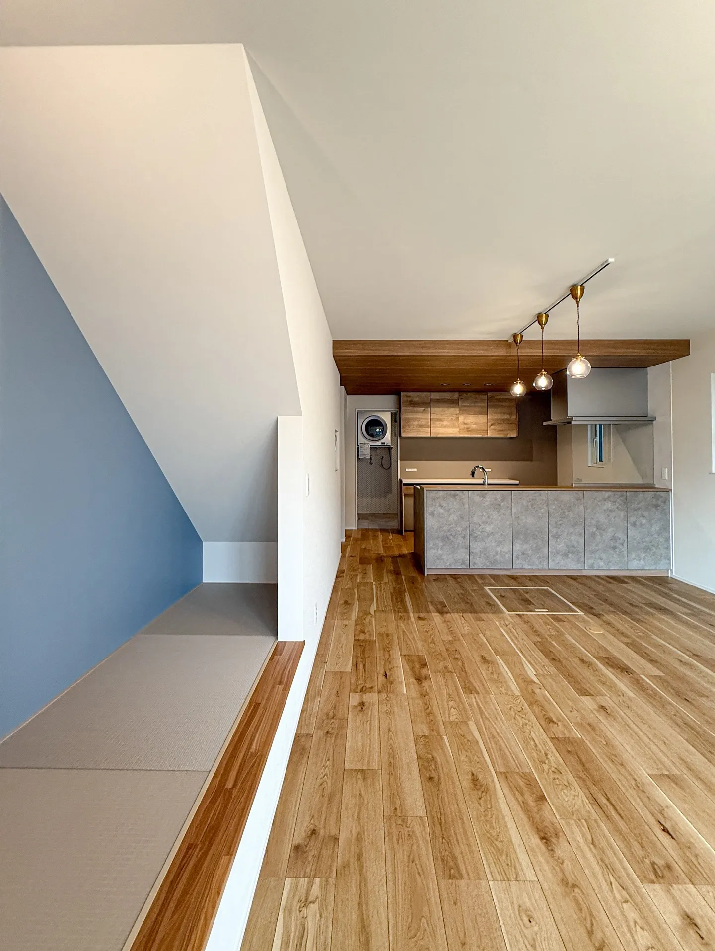 天井の照明が変わるだけで、