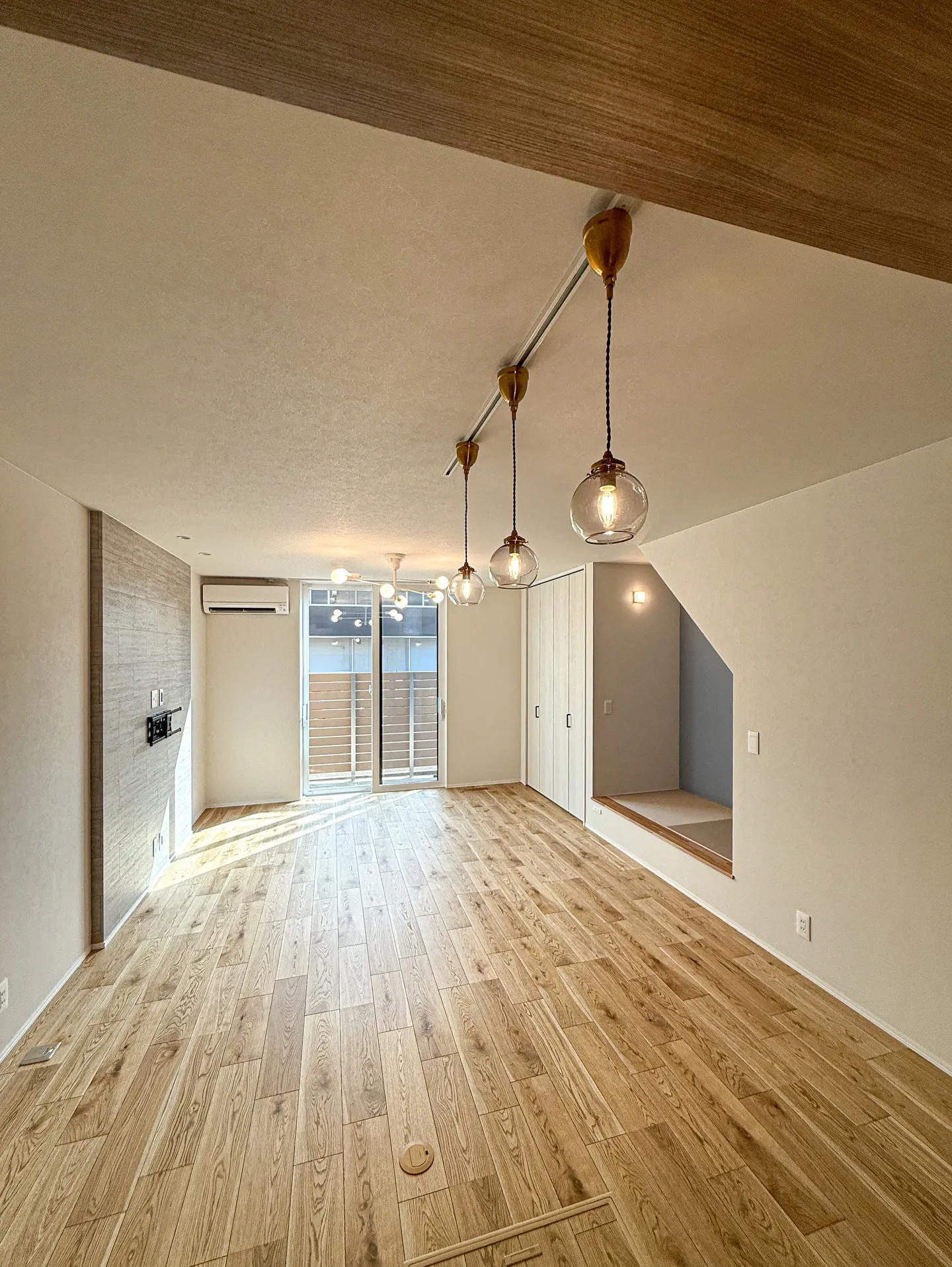 天井の照明が変わるだけで、