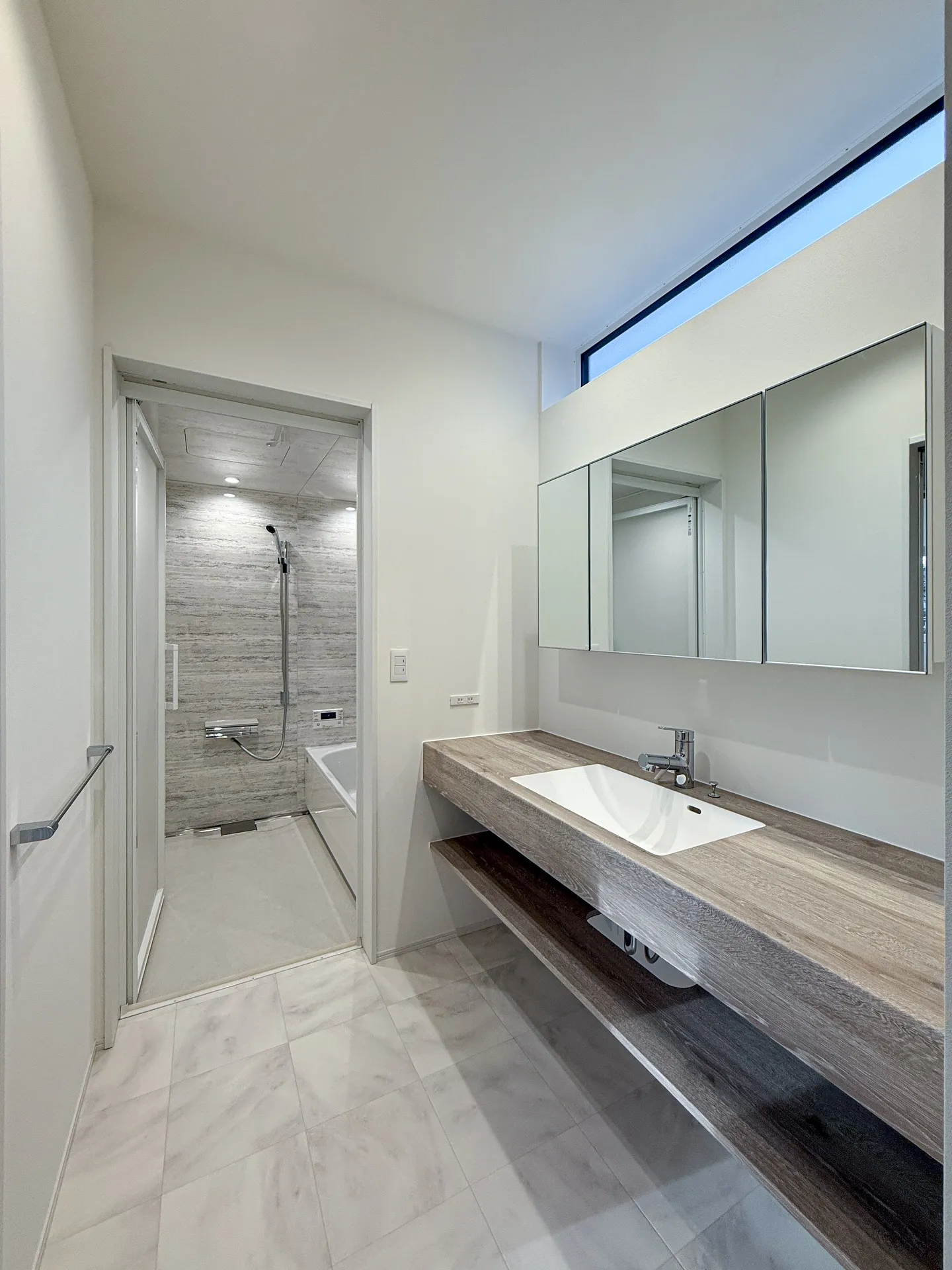 お風呂 → 洗面 → ランドリーを一直線で結ぶ水回り動線。