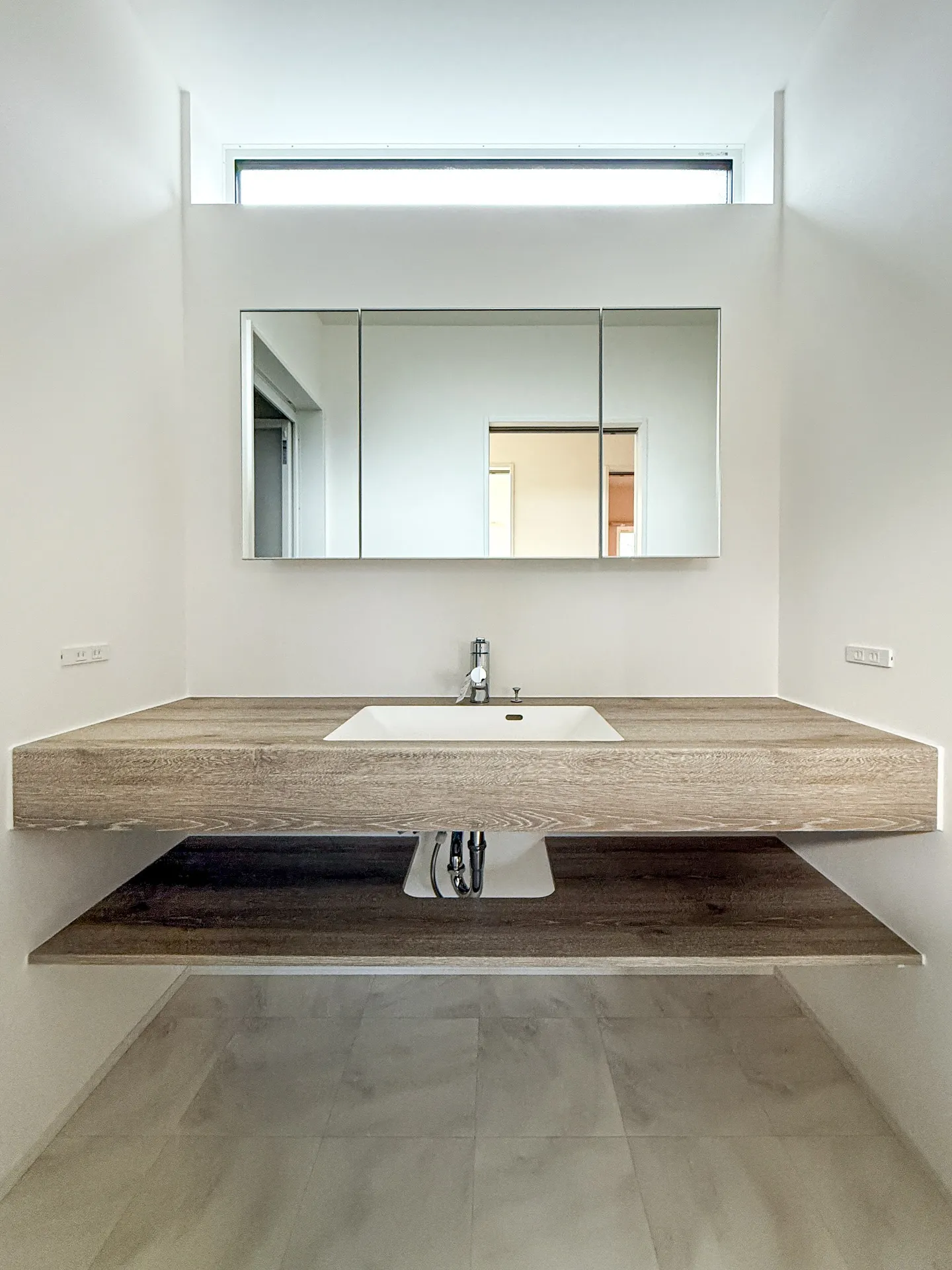 お風呂 → 洗面 → ランドリーを一直線で結ぶ水回り動線。