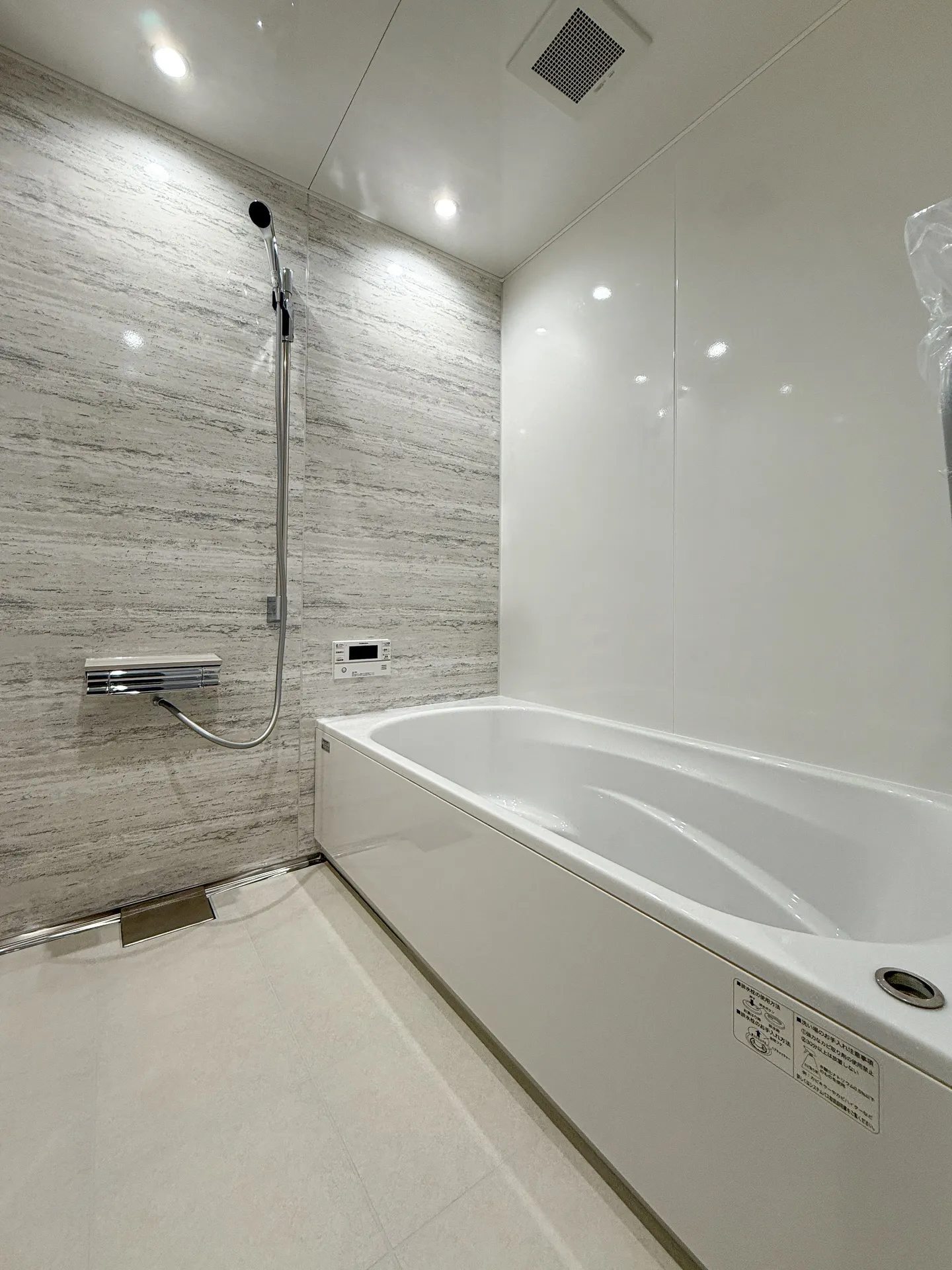 お風呂 → 洗面 → ランドリーを一直線で結ぶ水回り動線。