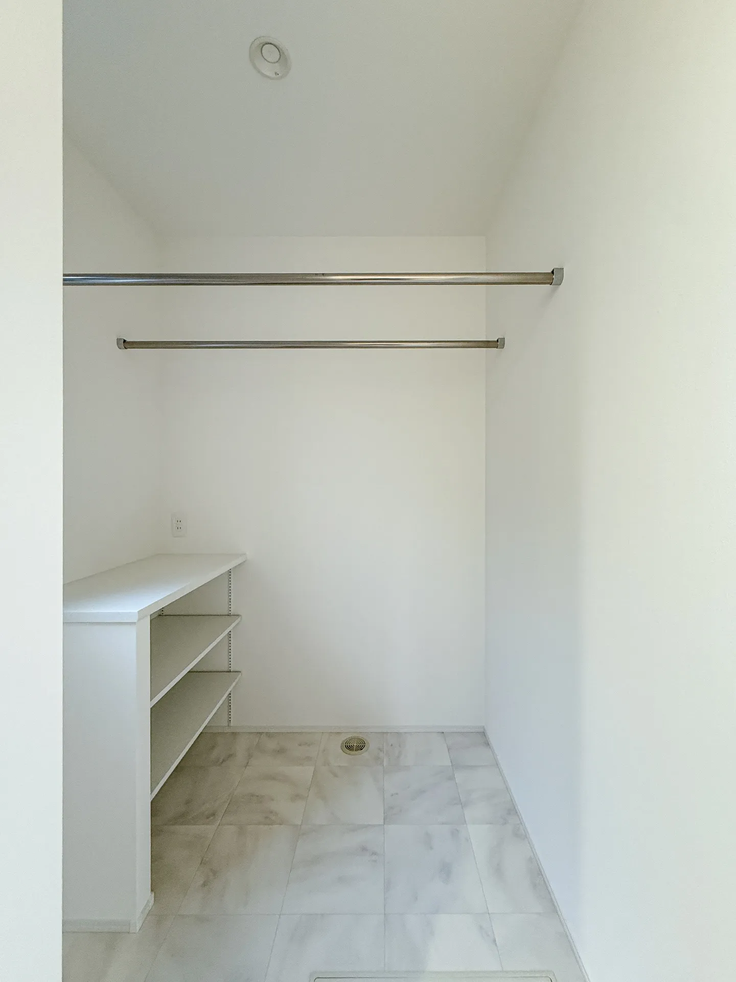 お風呂 → 洗面 → ランドリーを一直線で結ぶ水回り動線。