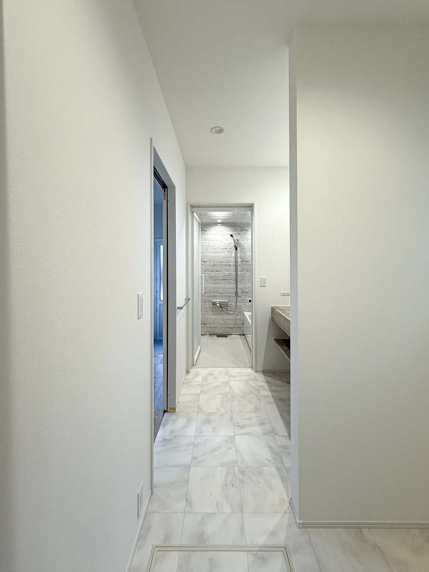 お風呂 → 洗面 → ランドリーを一直線で結ぶ水回り動線。