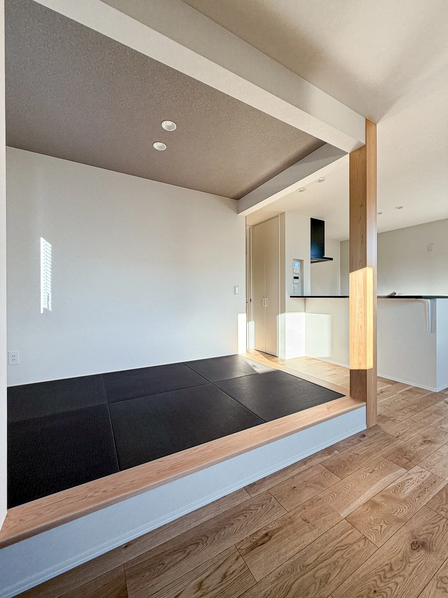 キッチンのすぐ前にある、小上がりの畳スペース🌱