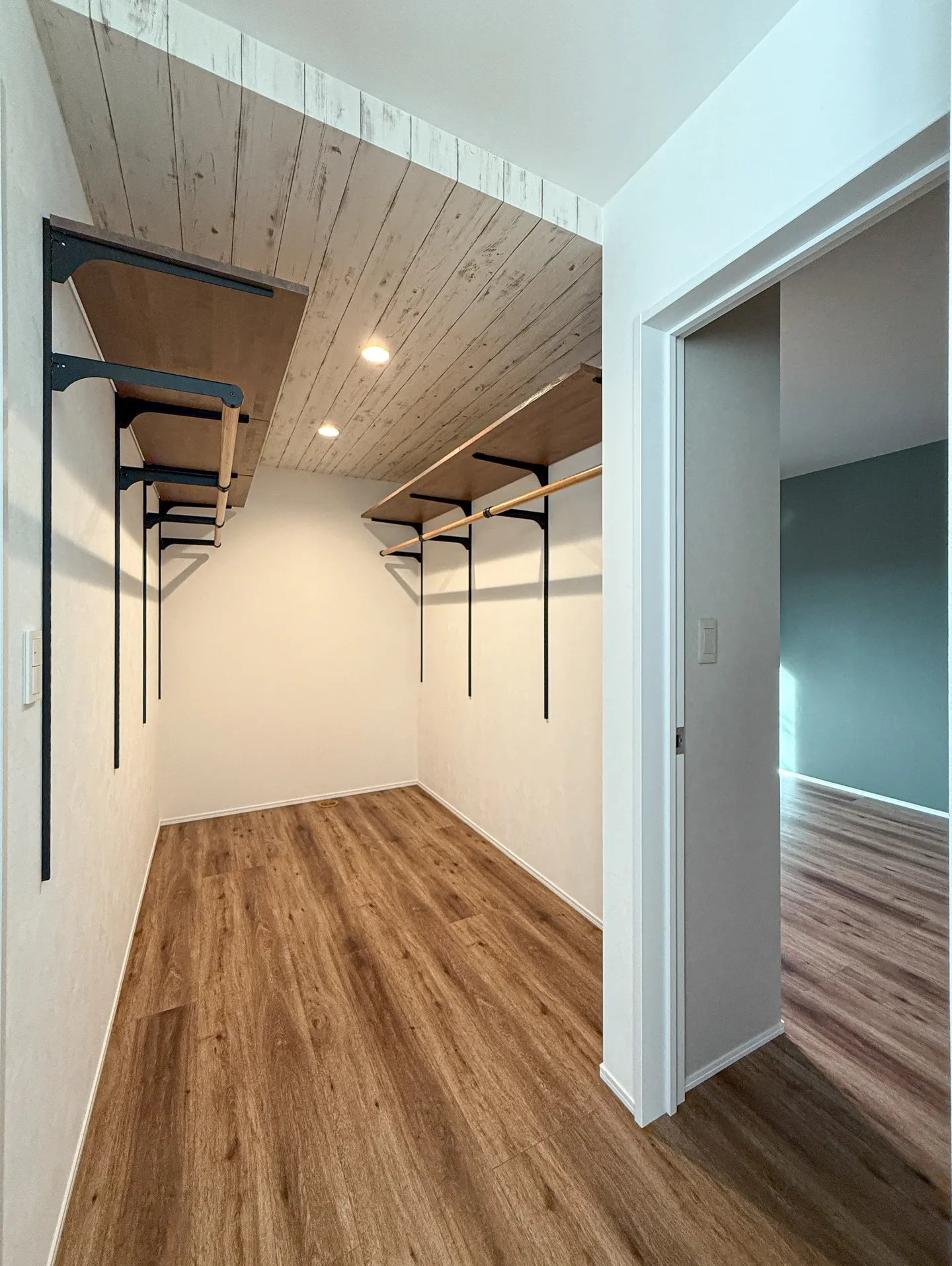 思わず並べたくなるおしゃれなファミリークローク