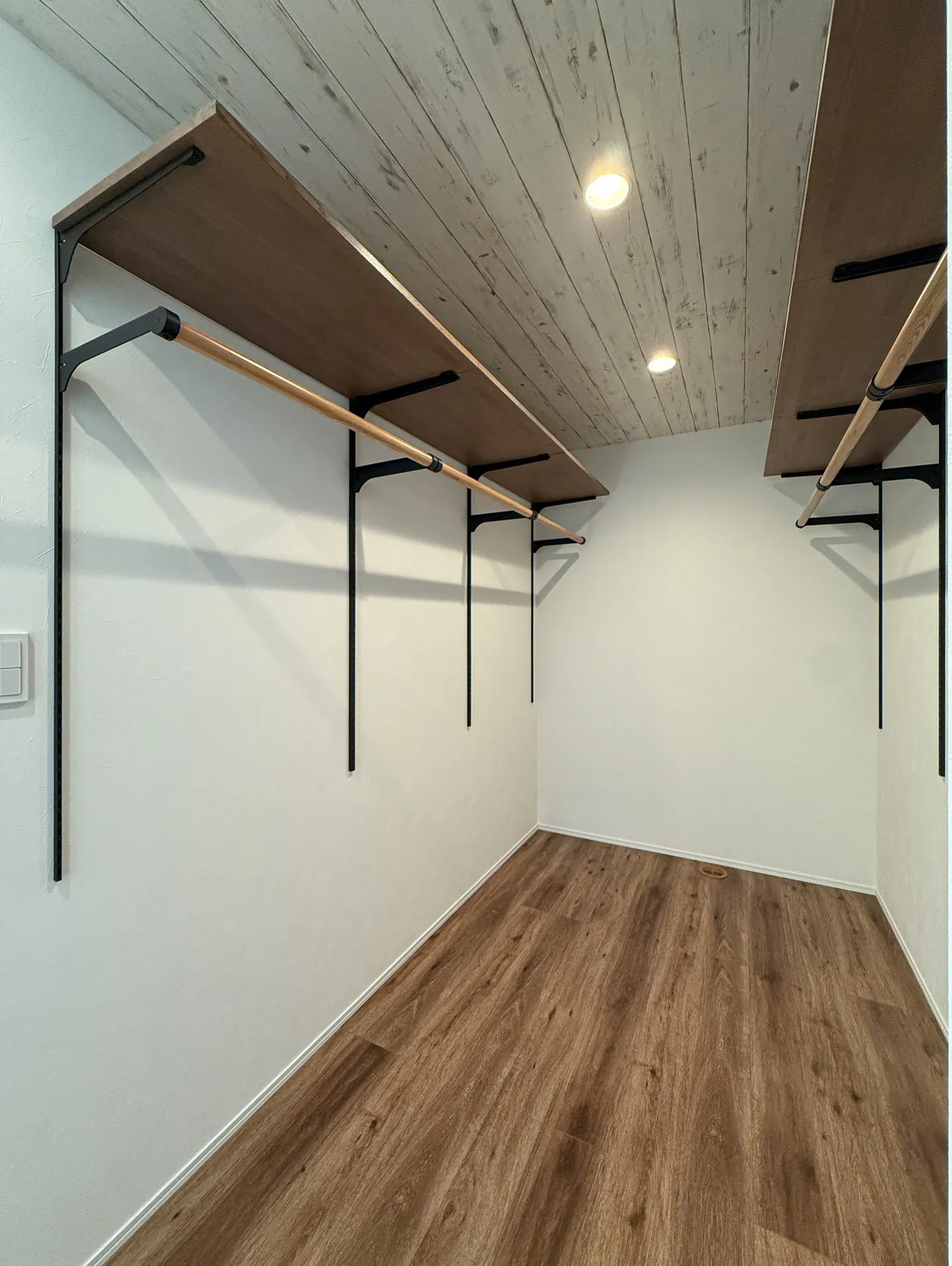 思わず並べたくなるおしゃれなファミリークローク